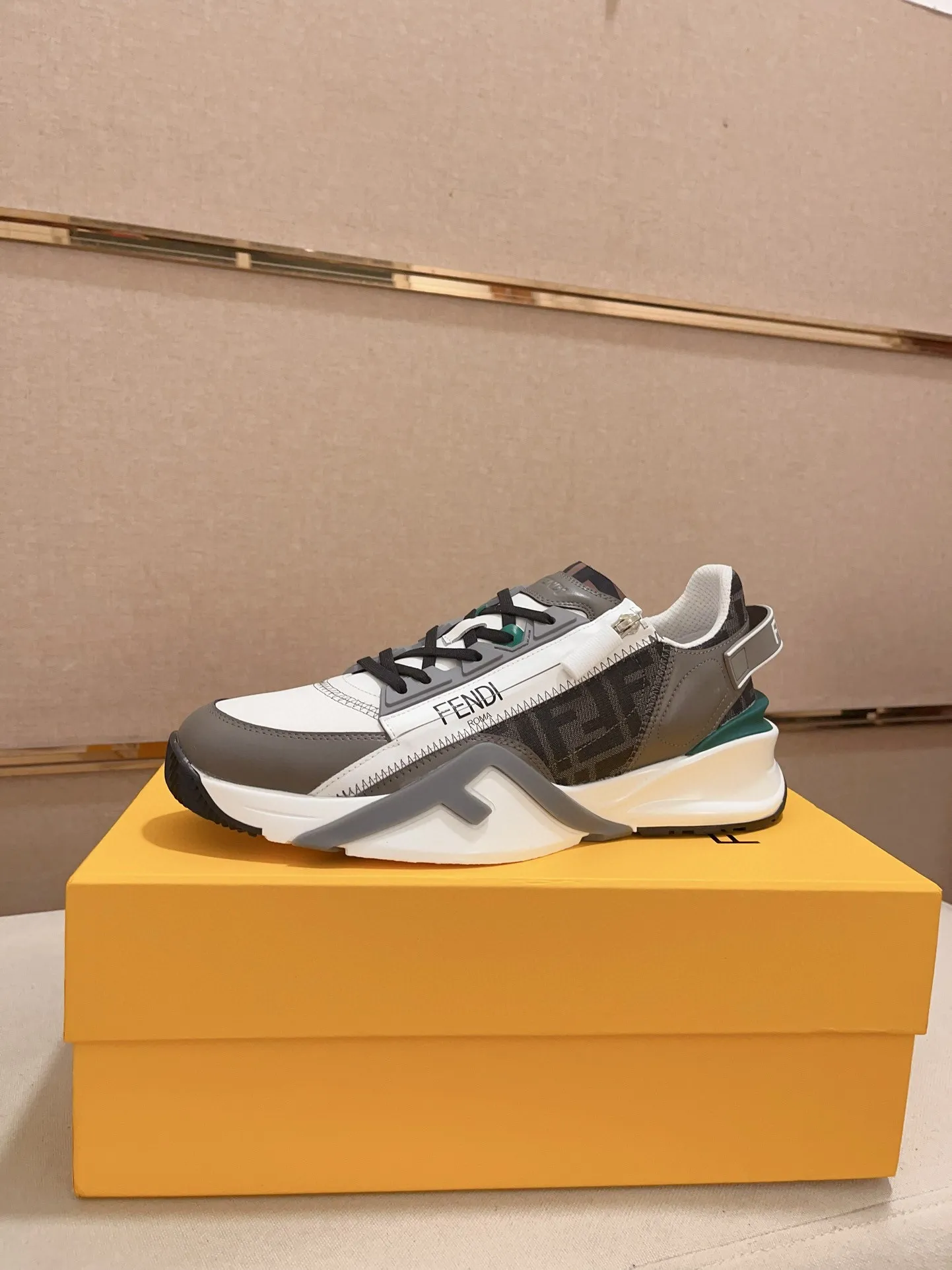 Men's shoes💰: 540💰(Higher version) [Fendi] Fendi's latest casual shoes for men! Available at counters simultaneously! A one-to-one replica of the original. Made entirely of imported top-grain calfskin, the interior is made of top-grain water-dyed cowhide, and the original factory-supplied rubber outsole. Leading new fashion concepts. Matching code: 38-44. 45 can be customized and non-returnable!